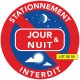 Stationnement interdit le jour et la nuit sur cet emplacement