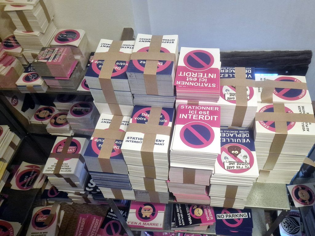 Piles d’autocollants de stationnement interdit en stock, conditionnés par lots